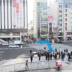  広小路口の前の横断歩道をマルイ側に渡ります。